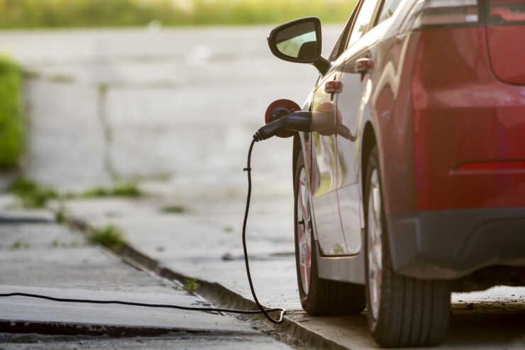 Prise triphasée pour recharger sa voiture électrique : avantages, coût